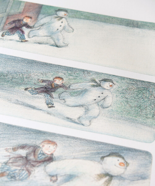 The Boy and The Snowman leave the ground and begin to fly – レイモンド・ブリッグズ -  LEBENSFARBE レベンスファルベ – アートポスター・デザイン本・アートオプジェのオンラインショップ