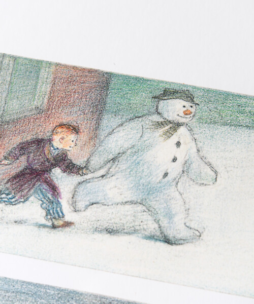 The Boy and The Snowman leave the ground and begin to fly – レイモンド・ブリッグズ -  LEBENSFARBE レベンスファルベ – アートポスター・デザイン本・アートオプジェのオンラインショップ